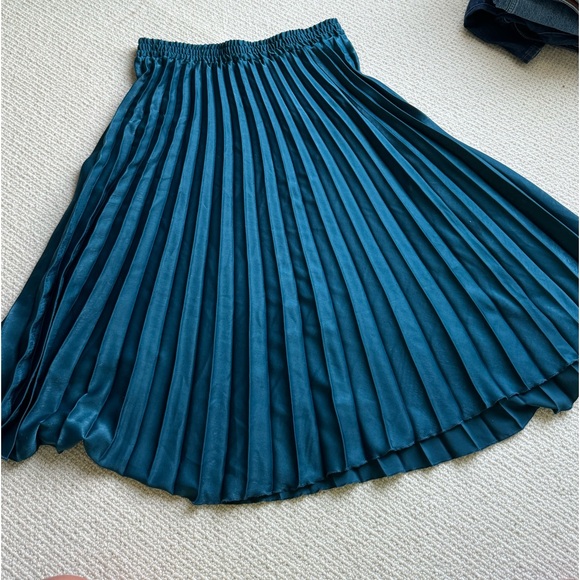 Max Studio Green Accordion Pleated Midi Skirt in Size Large - Picture 2 of 5